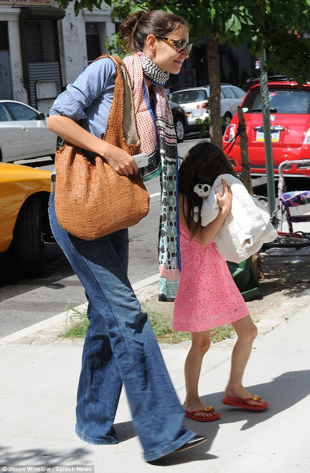 Katie Holmes bất ngờ giành quyền nuôi con Katie Holmes bất ngờ giành quyền nuôi con