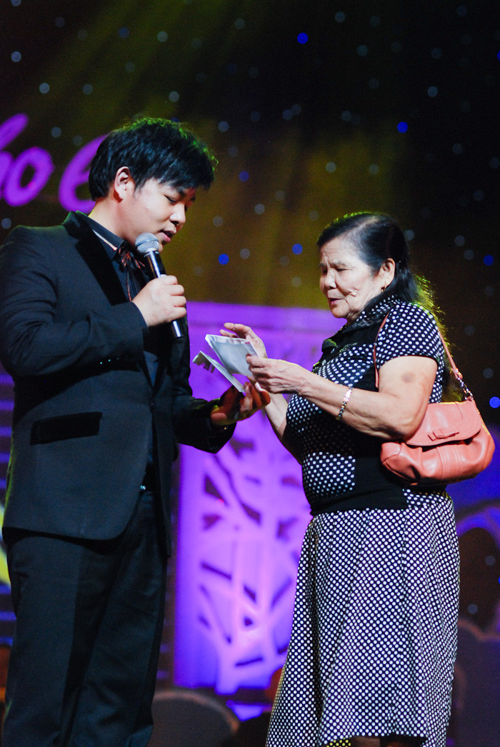 Sau khi Quang Lê hát hết bài đầu tiên thì một khán giả nữ lớn tuổi lên tặng anh một phong bì tiền. Sau khi Quang Lê hát hết bài đầu tiên thì một khán giả nữ lớn tuổi lên tặng anh một phong bì tiền.