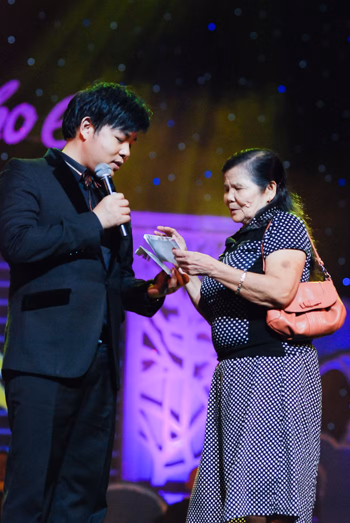 Sau khi Quang Lê hát hết bài đầu tiên thì một khán giả nữ lớn tuổi lên tặng anh một phong bì tiền.