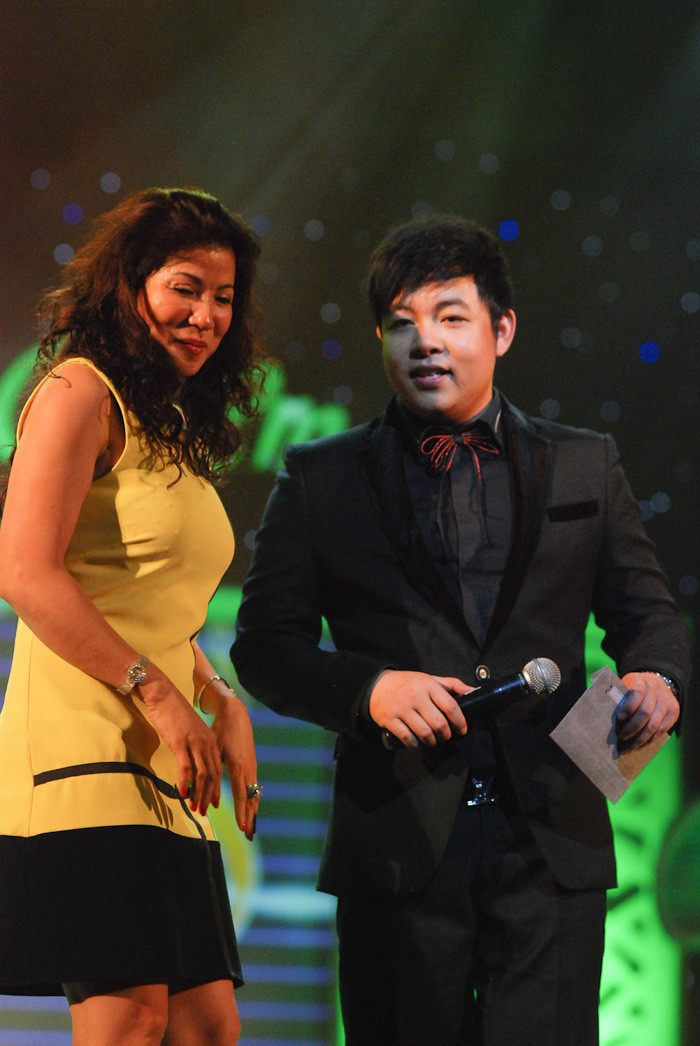 Rất nhiều khán giả lần lượt lên tặng phong bì tiền cho Quang Lê Rất nhiều khán giả lần lượt lên tặng phong bì tiền cho Quang Lê