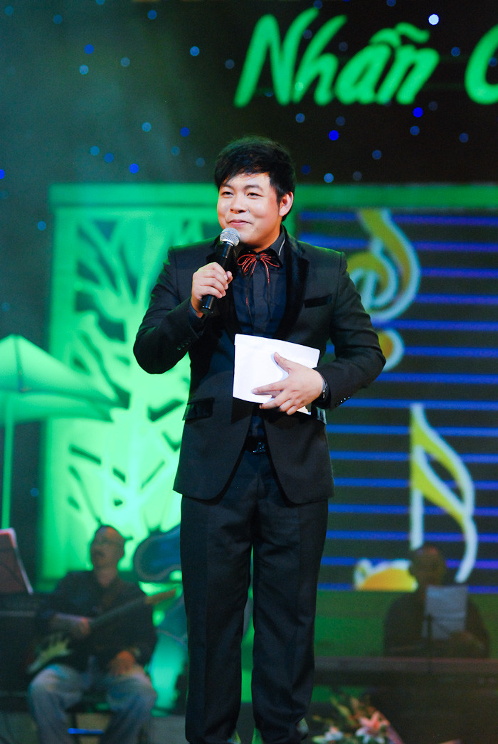 Rất nhiều khán giả lần lượt lên tặng phong bì tiền cho Quang Lê Rất nhiều khán giả lần lượt lên tặng phong bì tiền cho Quang Lê