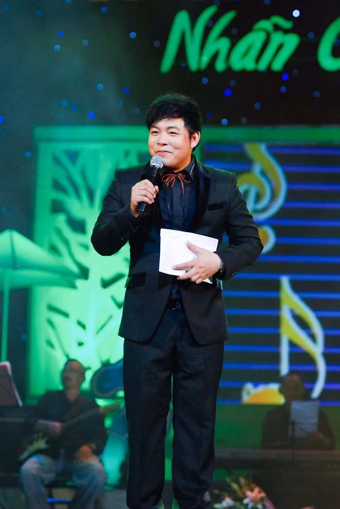 Rất nhiều khán giả lần lượt lên tặng phong bì tiền cho Quang Lê