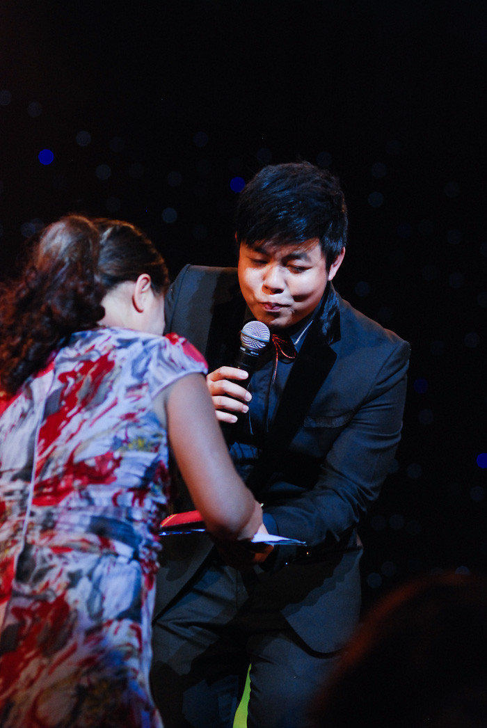 Rất nhiều khán giả lần lượt lên tặng phong bì tiền cho Quang Lê Rất nhiều khán giả lần lượt lên tặng phong bì tiền cho Quang Lê