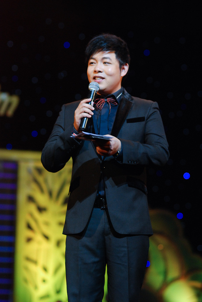 Rất nhiều khán giả lần lượt lên tặng phong bì tiền cho Quang Lê Rất nhiều khán giả lần lượt lên tặng phong bì tiền cho Quang Lê