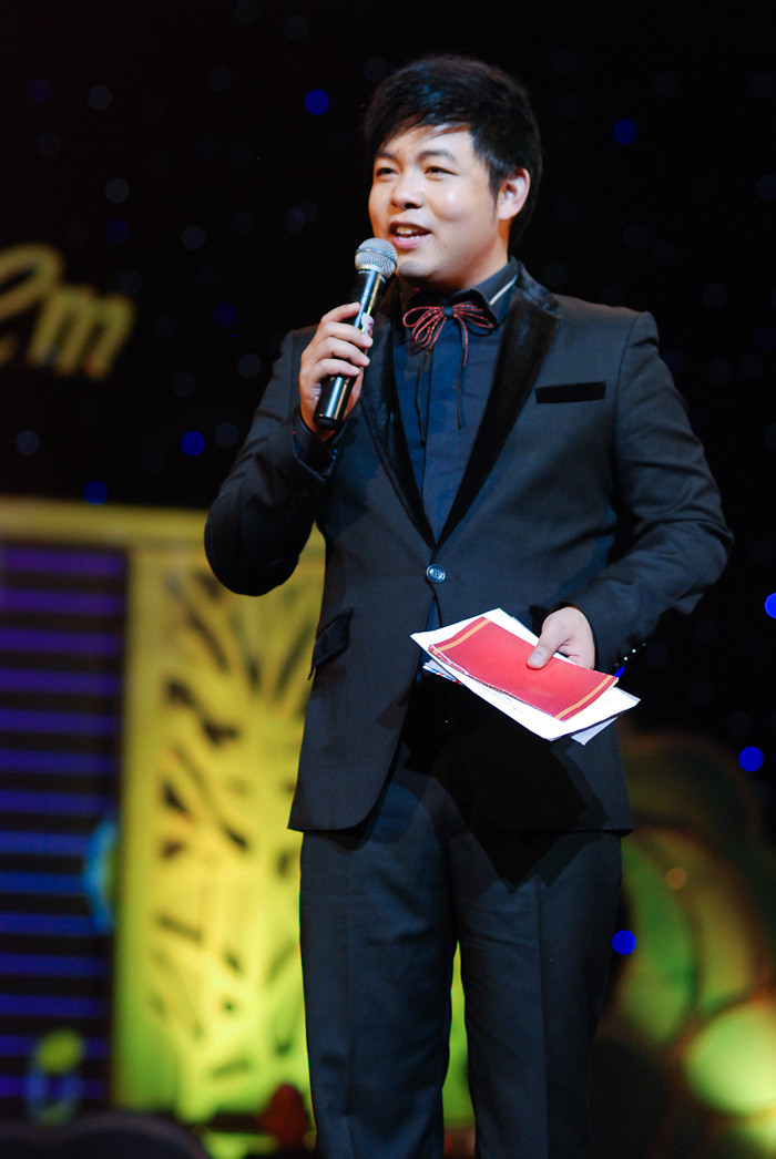 Rất nhiều khán giả lần lượt lên tặng phong bì tiền cho Quang Lê Rất nhiều khán giả lần lượt lên tặng phong bì tiền cho Quang Lê