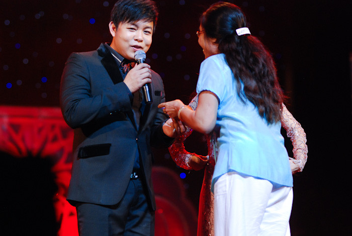 Rất nhiều khán giả lần lượt lên tặng phong bì tiền cho Quang Lê Rất nhiều khán giả lần lượt lên tặng phong bì tiền cho Quang Lê