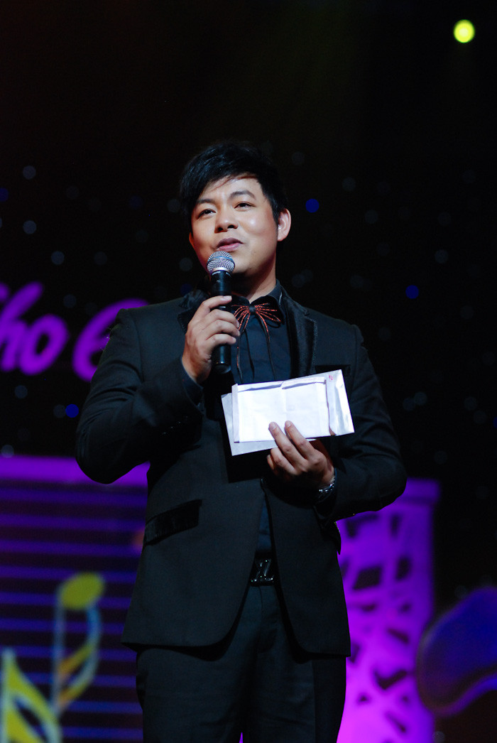 Bản thân Quang Lê sẽ tặng riêng cho nhạc sĩ 10tr đồng. Sau đó thì rất nhiều khán giả đã lên tặng phong bì cho Quang Lê để nhờ ca sĩ chuyển cho nhạc sĩ Vinh Sử chữa bệnh. Bản thân Quang Lê sẽ tặng riêng cho nhạc sĩ 10tr đồng. Sau đó thì rất nhiều khán giả đã lên tặng phong bì cho Quang Lê để nhờ ca sĩ chuyển cho nhạc sĩ Vinh Sử chữa bệnh.