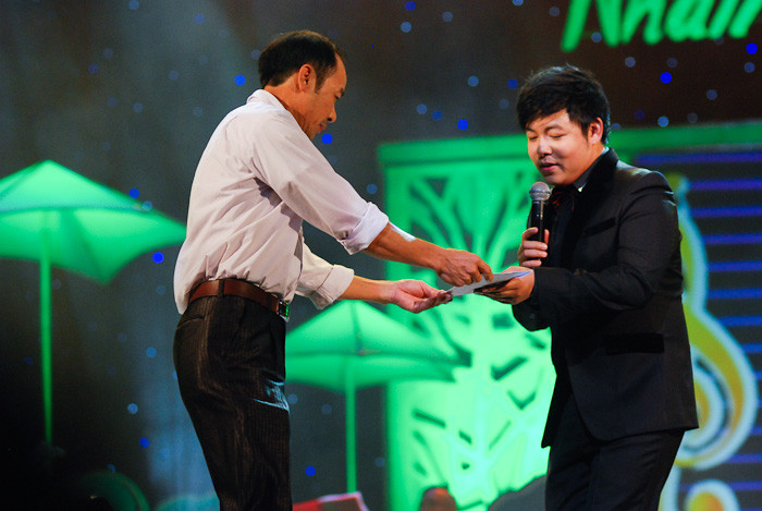 Rất nhiều khán giả lần lượt lên tặng phong bì tiền cho Quang Lê Rất nhiều khán giả lần lượt lên tặng phong bì tiền cho Quang Lê