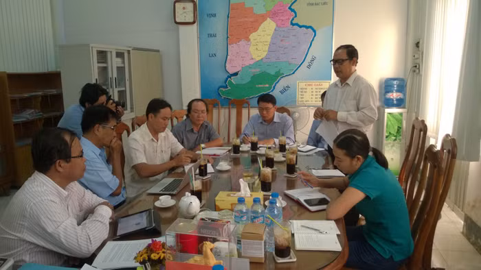 Ông Phạm Văn Khởi – Hiệu trưởng Trường THCS 1 Sông Đốc giải thích nguyên nhân các nữ sinh đánh nhau