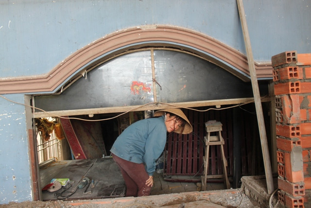 Chị Lê Thị Minh Hiếu cố gắng vay mượn tiền cũng chỉ đủ nâng cấp mặt trước ngôi nhà, phía trong nhà thì chưa có điều kiện sửa, đành chấp nhận cúi thấp người xuống mỗi khi ra vào.