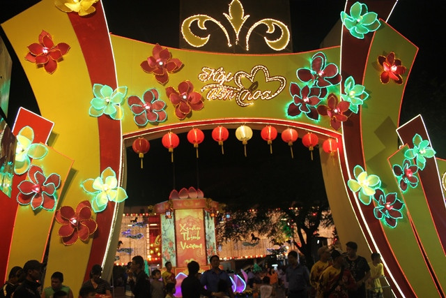 Ngay từ cổng vào Hội đèn hoa đã bắt mắt và cuồn hút người dân