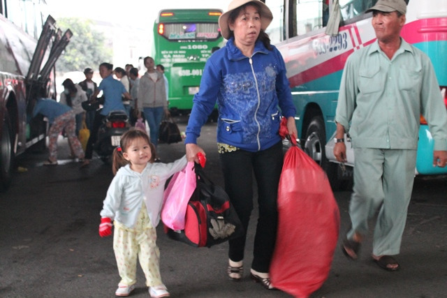 Lỉnh kỉnh xách hành lý rời bến xe...