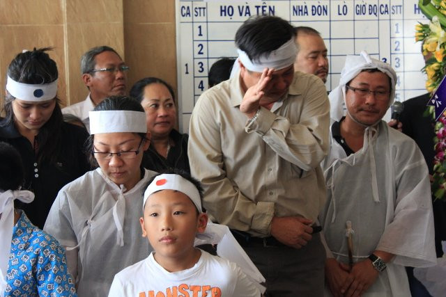 Nhiều người không thể kìm nén được cảm xúc tiếc thương đã bật khóc