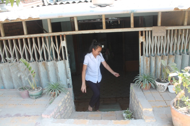 Muốn đi lại phải bắc thang và cúi thấp người mới có thể di chuyển được