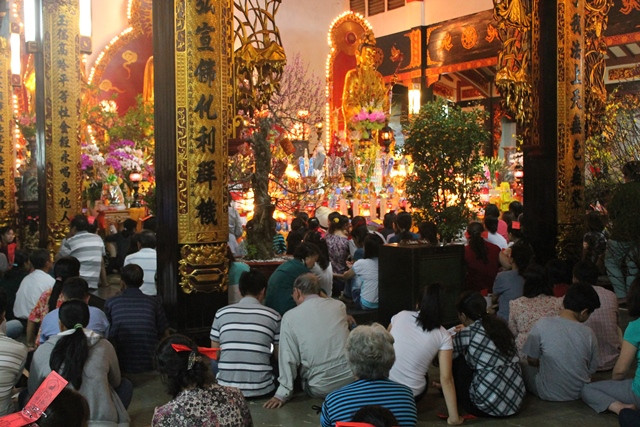Rất đông người ngồi trước chánh điện chùa Vĩnh Nghiêm để nghe sư thầy đọc danh sách cúng sao giải hạn vào ngày mùng 8 tháng Giêng Rất đông người ngồi trước chánh điện chùa Vĩnh Nghiêm để nghe sư thầy đọc danh sách cúng sao giải hạn vào ngày mùng 8 tháng Giêng