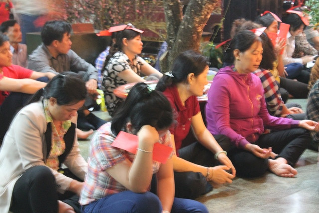 Mặc dù thủ tục cúng đơn giản nhưng ngồi chờ nghe sư thầy đọc tới tên mình cũng mất nhiều thời gian, vì danh sách cúng lên đến hàng nghìn. Có người ngồi trong nhiều giờ để được nghe tên mình đọc lên trong buổi lễ cúng giải hạn trong tình trạng mệt mỏi. Mặc dù thủ tục cúng đơn giản nhưng ngồi chờ nghe sư thầy đọc tới tên mình cũng mất nhiều thời gian, vì danh sách cúng lên đến hàng nghìn. Có người ngồi trong nhiều giờ để được nghe tên mình đọc lên trong buổi lễ cúng giải hạn trong tình trạng mệt mỏi.