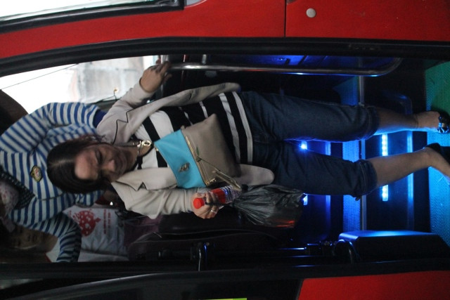 Vội vã xuống xe khách sau chuyến đi dài