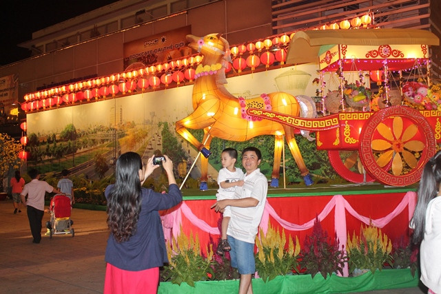 Sắc màu đỏ rực rỡ thu hút đông đảo người dân đến tham quan và chụp hình