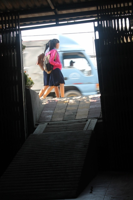 Nhiều ngôi nhà bỗng dưng biến thành &quot;hang&quot; sau khi nâng cấp mặt đường