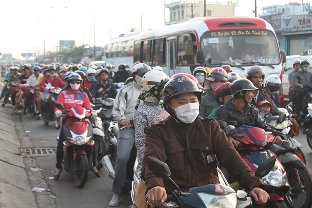 Chật kín quốc lộ 1 vào chiều mùng 4 Tết . Một đoạn qua quận Bình Chánh, TP.HCM cũng đông nghịt, các phương tiện di chuyển rất khó khăn