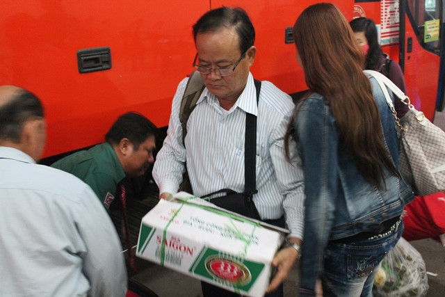 Những món quà quê cũng được mang theo