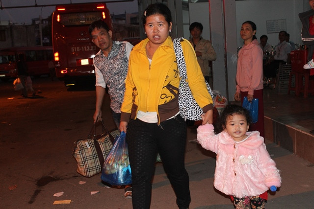 Nhiều người dân vội vã "tay xách nách mang" đồ rời bến xe sau chuyến đi nhiều giờ