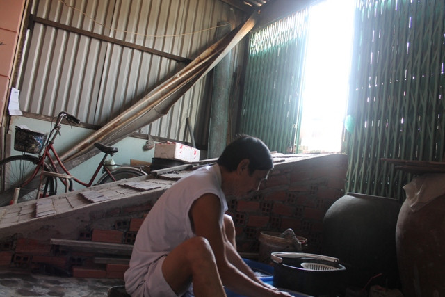 Mọi sinh hoạt trong gia đình bác Lê Văn Công gặp nhiều khó khăn, nhất là vợ chồng bác đã lớn tuổi, nhiều lúc đi lại bị té ngã do bậc thang có độ dốc lớn.