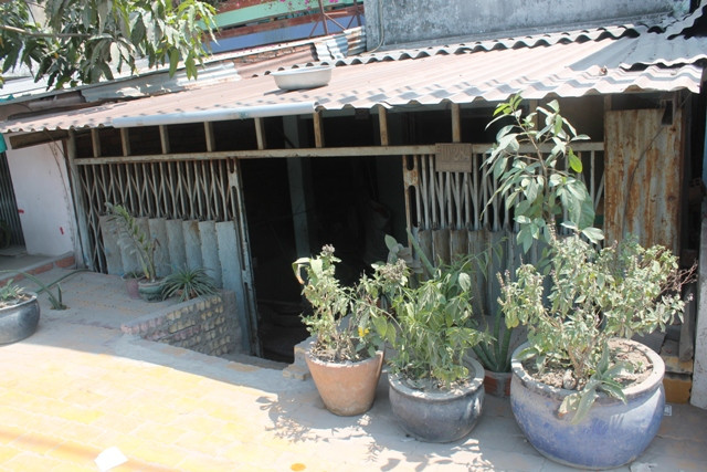 Nhà thấp hơn mặt đường gần 2m, có nhiều nơi, mặt đường cao gần bằng mái nhà