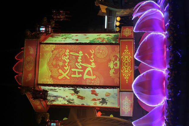 Chiếc đèn hoa có nhiều câu chúc năm mới được bao quanh bởi những cánh hoa sen