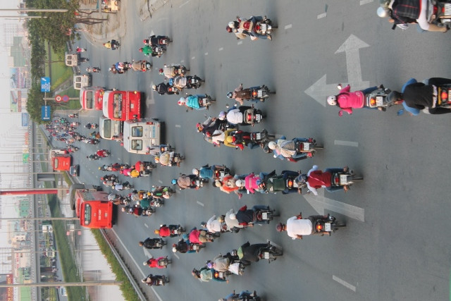 Từng dòng xe nối đuôi nhau đổ về thành phố để chuẩn bị học tập và làm việc cho một năm mới