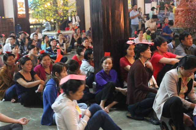 Người người đội sớ nghe sư thầy đọc kinh, đọc tên cầu an, hóa giải những điều trắc trở trong năm mới Người người đội sớ nghe sư thầy đọc kinh, đọc tên cầu an, hóa giải những điều trắc trở trong năm mới