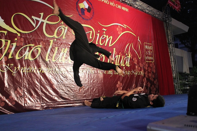 Cú tung người "kết thúc" đối phương trong màn đối kháng