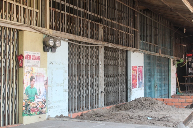 Có những nhà phải đóng cửa, chuyển đi nơi khác sinh sống và làm ăn.