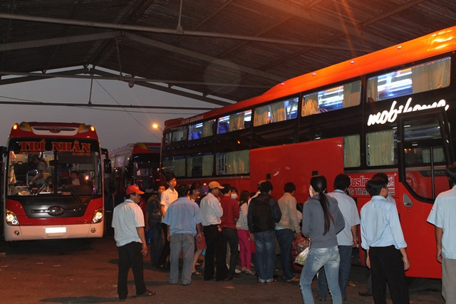 Tại bến xe miền Tây, lượng xe khách từ các tỉnh về bến cũng bắt đầu tăng lên