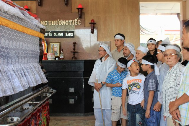 Gia đình và người thân bên linh cửu nhà văn trước lúc hỏa táng