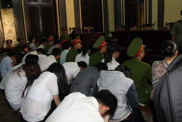 Nhiều ngân hàng, công ty là nguyên đơn dân sự, một số bị cáo đồng loạt nộp đơn kháng cáo bản án hình sự sơ thẩm mà TAND TPHCM đã tuyên trong vụ Huyền Như cùng 22 đồng phạm lừa đảo gần 4.000 tỷ đồng. Nhiều ngân hàng, công ty là nguyên đơn dân sự, một số bị cáo đồng loạt nộp đơn kháng cáo bản án hình sự sơ thẩm mà TAND TPHCM đã tuyên trong vụ Huyền Như cùng 22 đồng phạm lừa đảo gần 4.000 tỷ đồng.