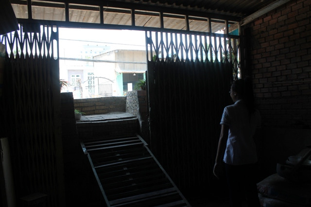 Phía bên trong nhà tối om