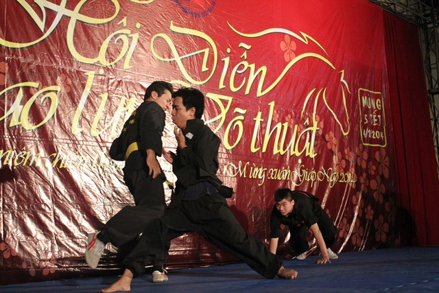 Màn võ 1 đối kháng với 2 bằng tay không