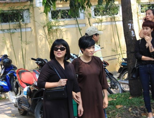 Ca sĩ Cẩm Vân (đeo kính đen) và Phương Thanh cùng ngậm ngùi đưa tiễn
