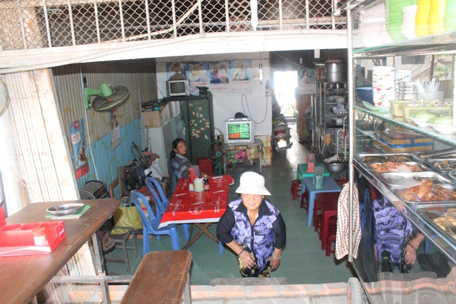 Mỗi khi ra vào nhà, cô Trần Thị Thanh Hằng phải cúi người xuống để đi