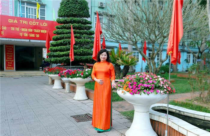 Cô giáo Vũ Thị Kim Thanh - Tổ trưởng Tổ Ngoại ngữ, trường Trung học phổ thông chuyên Hoàng Văn Thụ. (Ảnh: Sở GD&ĐT Hòa Bình) Cô giáo Vũ Thị Kim Thanh - Tổ trưởng Tổ Ngoại ngữ, trường Trung học phổ thông chuyên Hoàng Văn Thụ. (Ảnh: Sở GD&ĐT Hòa Bình)