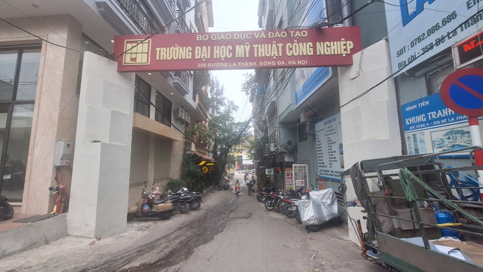 Đường rẽ vào Trường Đại học Mỹ thuật Công nghiệp. (Ảnh: Mạnh Đoàn)