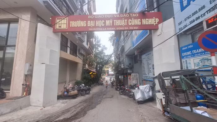Đường rẽ vào Trường Đại học Mỹ thuật Công nghiệp. (Ảnh: Mạnh Đoàn)
