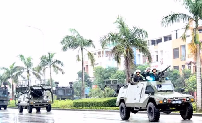 Các trinh sát vẫn tập trung cao độ, giơ cao nòng súng chính nghĩa truy bắt tội phạm.