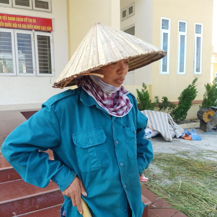 Chị Bến tại Nhà văn hóa thôn để phơi thóc và tước rơm.