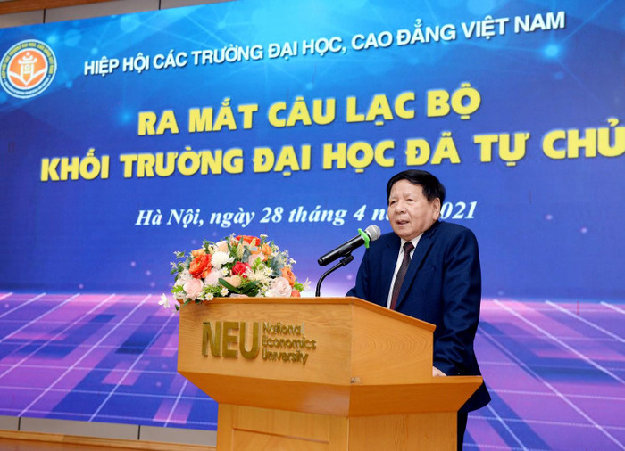 Phó Giáo sư Trần Xuân Nhĩ chia sẻ những tín hiệu tích cực với sự ra đời của Câu lạc bộ Khối trường đại học đã tự chủ. Ảnh: NEU