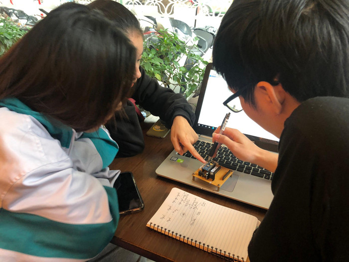 Học sinh tham gia vào quá trình nghiên cứu, học tập, sáng tạo và thiết kế sản phẩm để có thể vượt qua phần thi phản biện với chuyên gia (Ảnh: NVCC) Học sinh tham gia vào quá trình nghiên cứu, học tập, sáng tạo và thiết kế sản phẩm để có thể vượt qua phần thi phản biện với chuyên gia (Ảnh: NVCC)