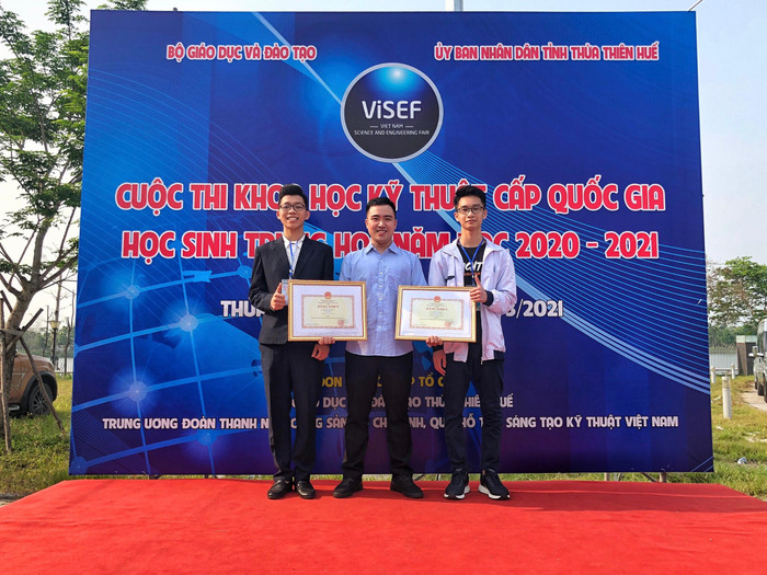 Kỹ sư Nguyễn Minh Huy (giữa) khẳng định Cuộc thi Khoa học kỹ thuật giúp học sinh hiểu về khoa học, có nhiều kiến thức mới, vận dụng kiến thức liên môn vào giải quyết vấn đề thực tiễn (Ảnh: NVCC) Kỹ sư Nguyễn Minh Huy (giữa) khẳng định Cuộc thi Khoa học kỹ thuật giúp học sinh hiểu về khoa học, có nhiều kiến thức mới, vận dụng kiến thức liên môn vào giải quyết vấn đề thực tiễn (Ảnh: NVCC)