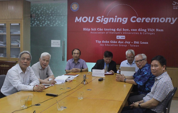 Đại diện Hiệp hội Các trường đại học, cao đẳng Việt Nam tham dự lễ ký kết (Ảnh: Xuân Thủy)