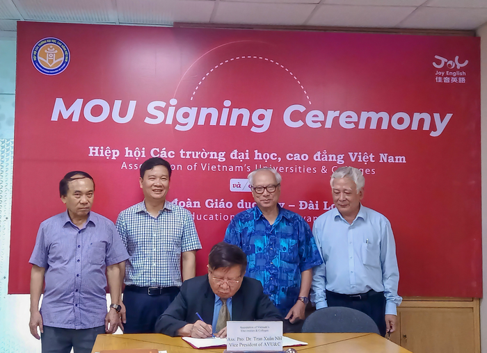 Phó Giáo sư, Tiến sĩ Trần Xuân Nhĩ ký Bản ghi nhớ hợp tác giáo dục với Tập đoàn Giáo dục Joy (Ảnh: Phạm Minh)